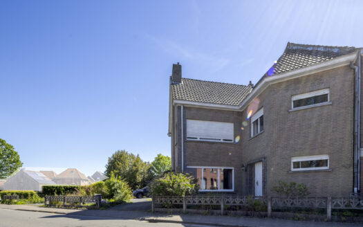 Op te frissen half open bebouwing met ruime tuin, en garage in Gijzegem