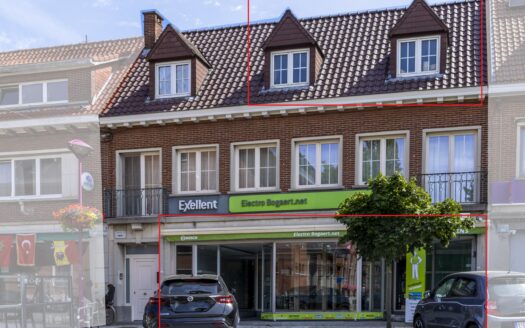 Ruim handelspand met 2 garages aan de Markt | Zele