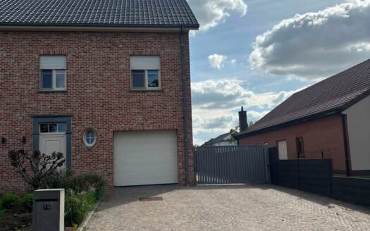 Uiterst ruime woning met 3 slk, 2 garages en tuin |Zele